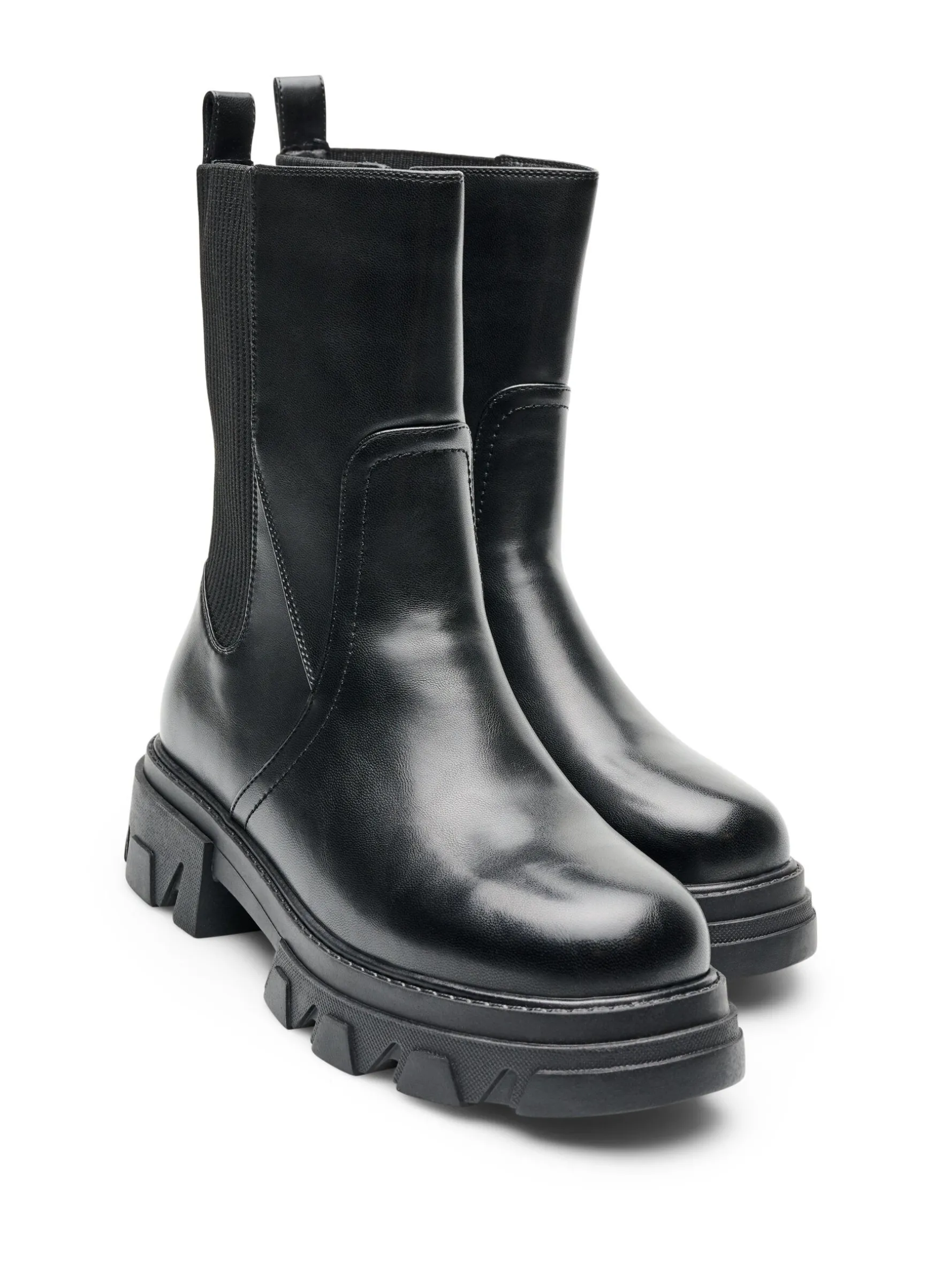 Weiter Passform - Chelsea-Boot mit chunky Sohle und gerippten Einsätzen