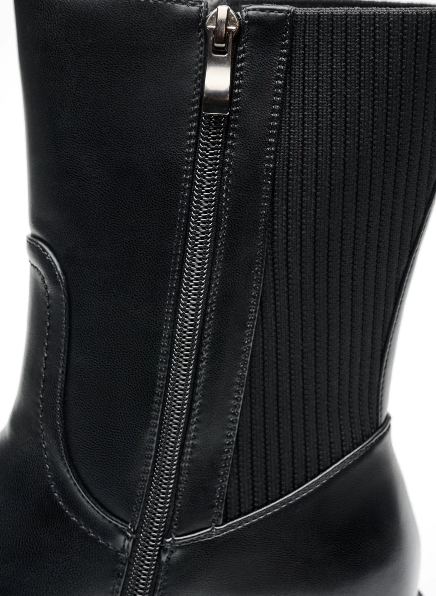 Weiter Passform - Chelsea-Boot mit chunky Sohle und gerippten Einsätzen