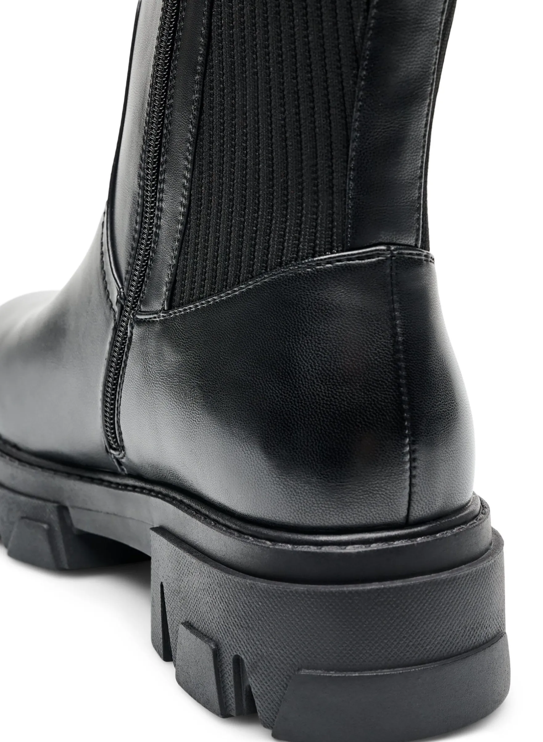 Weiter Passform - Chelsea-Boot mit chunky Sohle und gerippten Einsätzen
