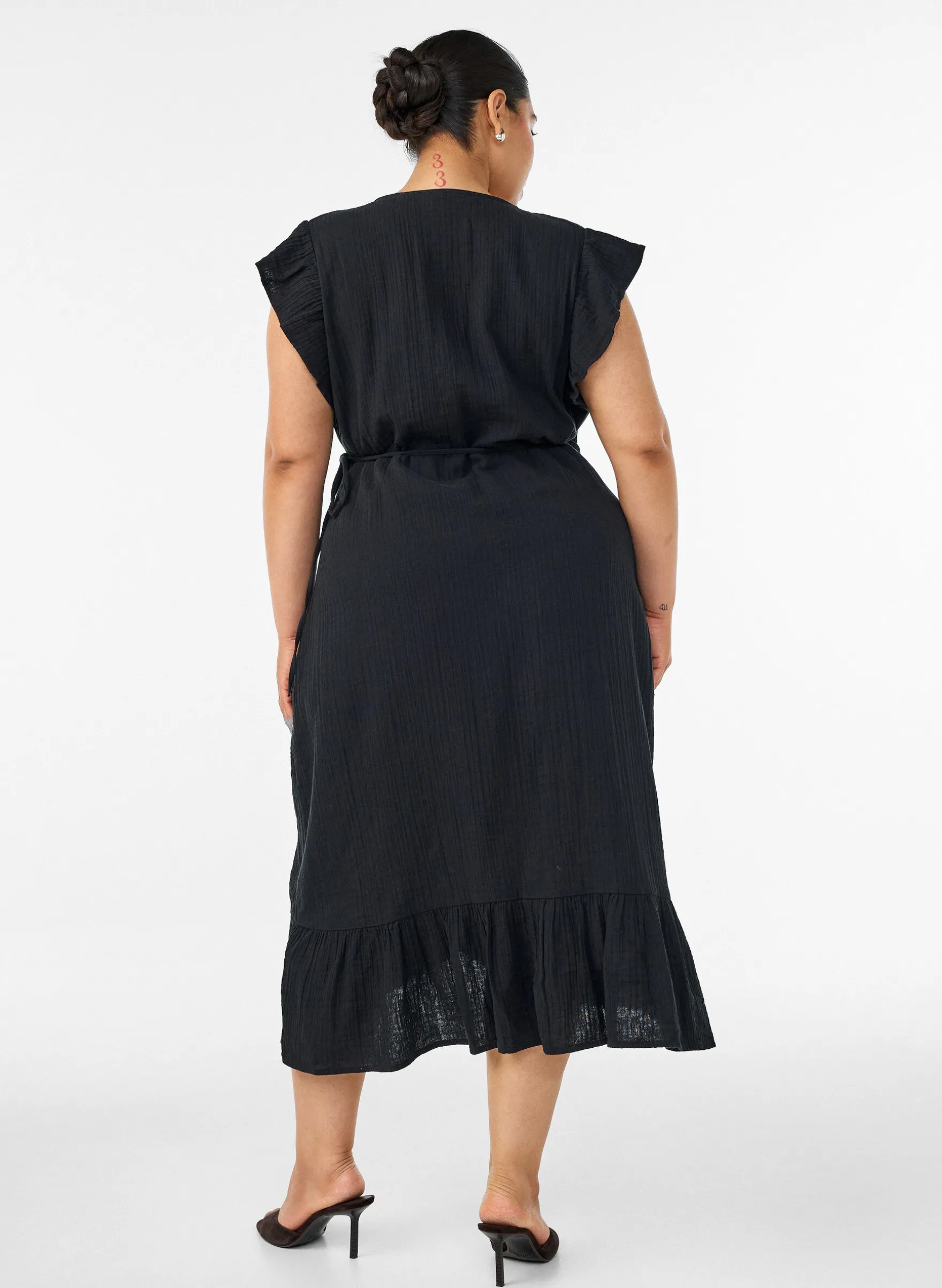 Wickelkleid aus Baumwoll-Musselin mit Rüschen