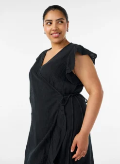 Wickelkleid aus Baumwoll-Musselin mit Rüschen