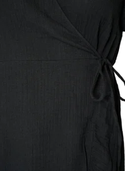 Wickelkleid aus Baumwoll-Musselin mit Rüschen