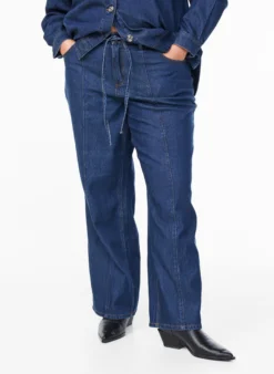 Wide Leg Jeans mit Bindegürtel und hoher Taille