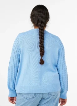 Zopfmuster-Strickjacke mit goldenen Knöpfen
