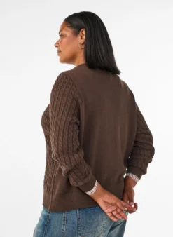 Zopfmuster-Strickjacke mit goldenen Knöpfen