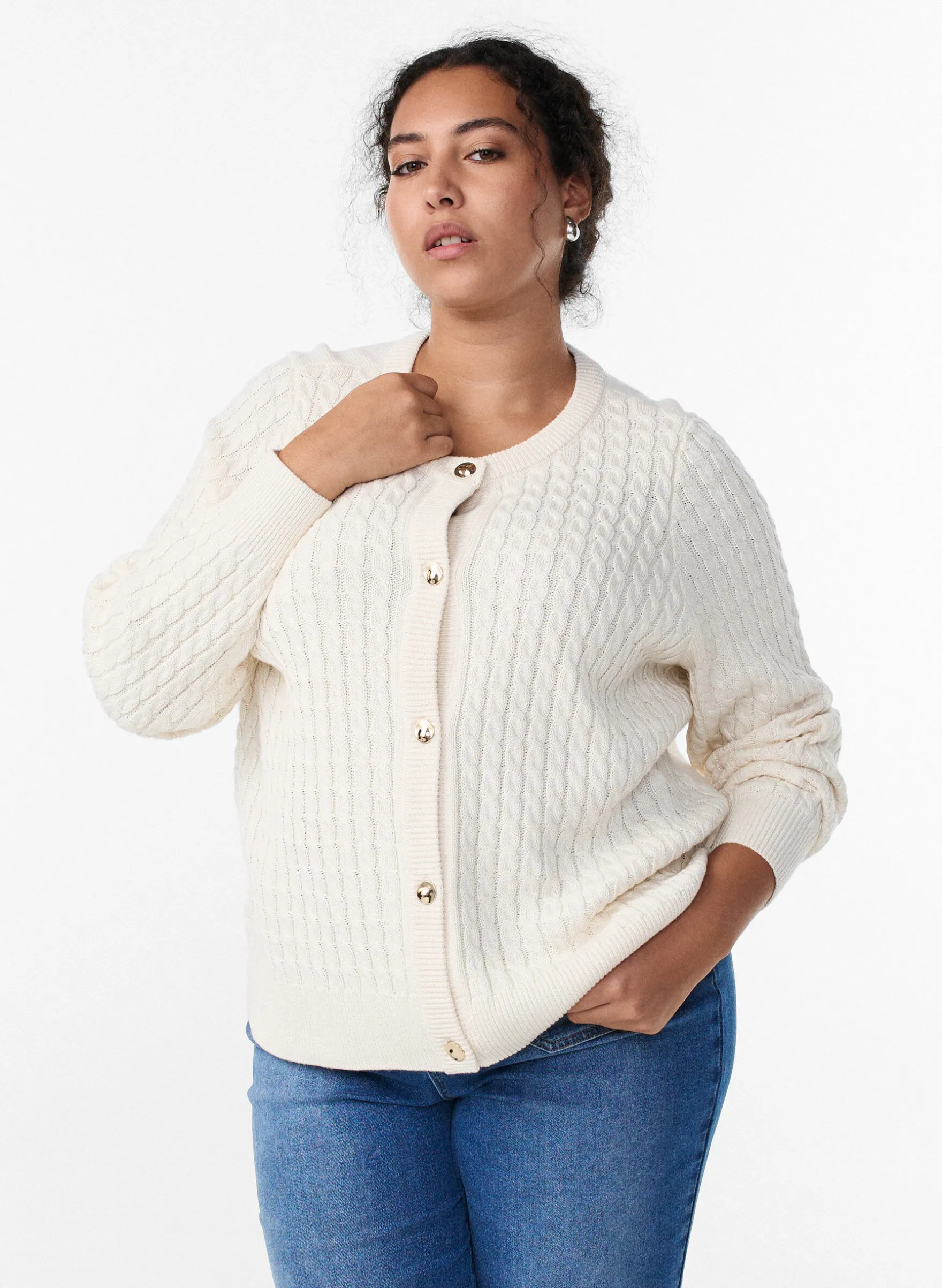 Zopfmuster-Strickjacke mit goldenen Knöpfen