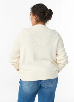 Zopfmuster-Strickjacke mit goldenen Knöpfen