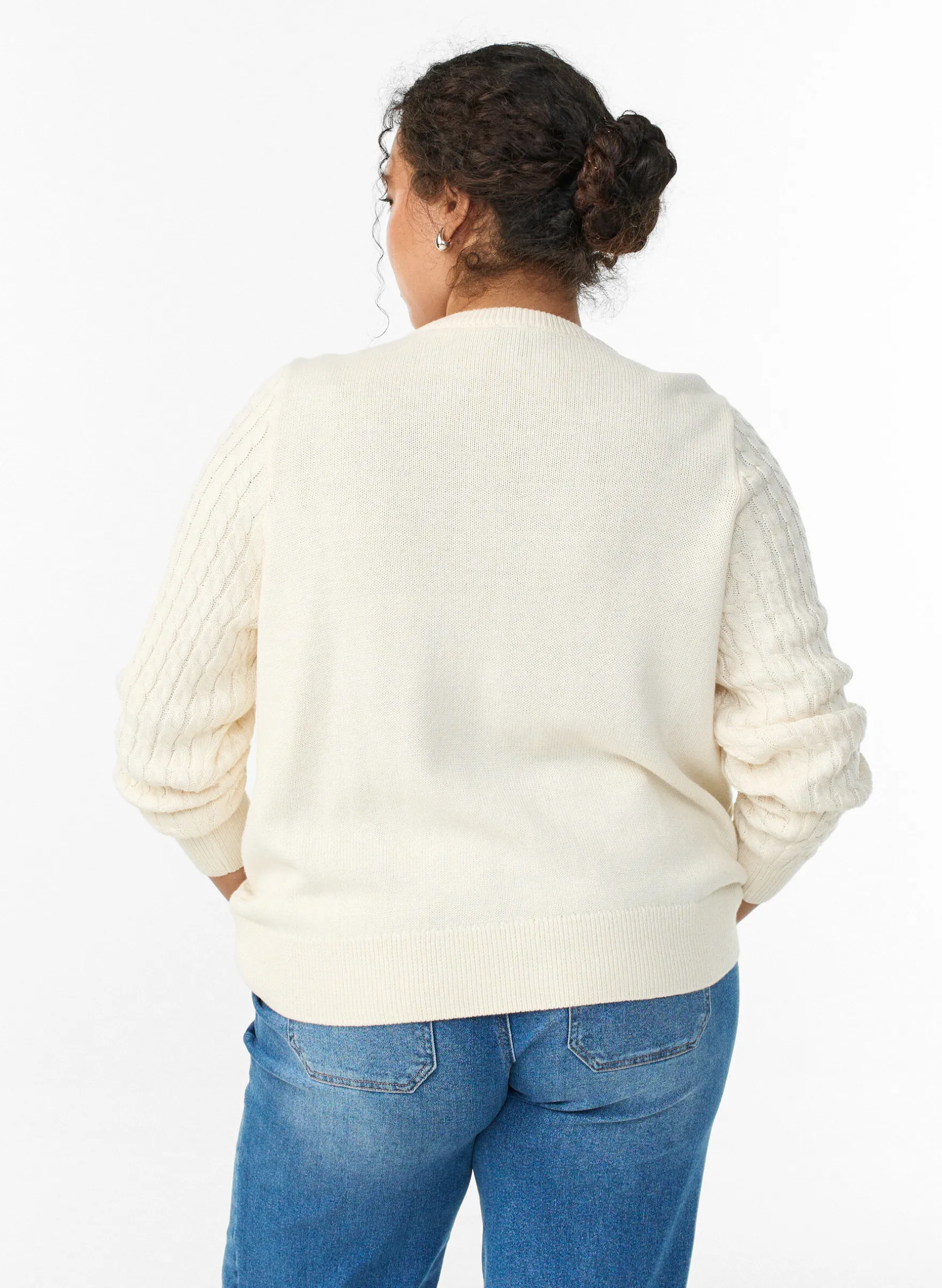 Zopfmuster-Strickjacke mit goldenen Knöpfen