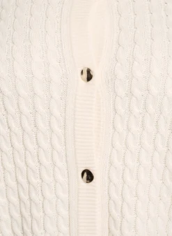 Zopfmuster-Strickjacke mit goldenen Knöpfen