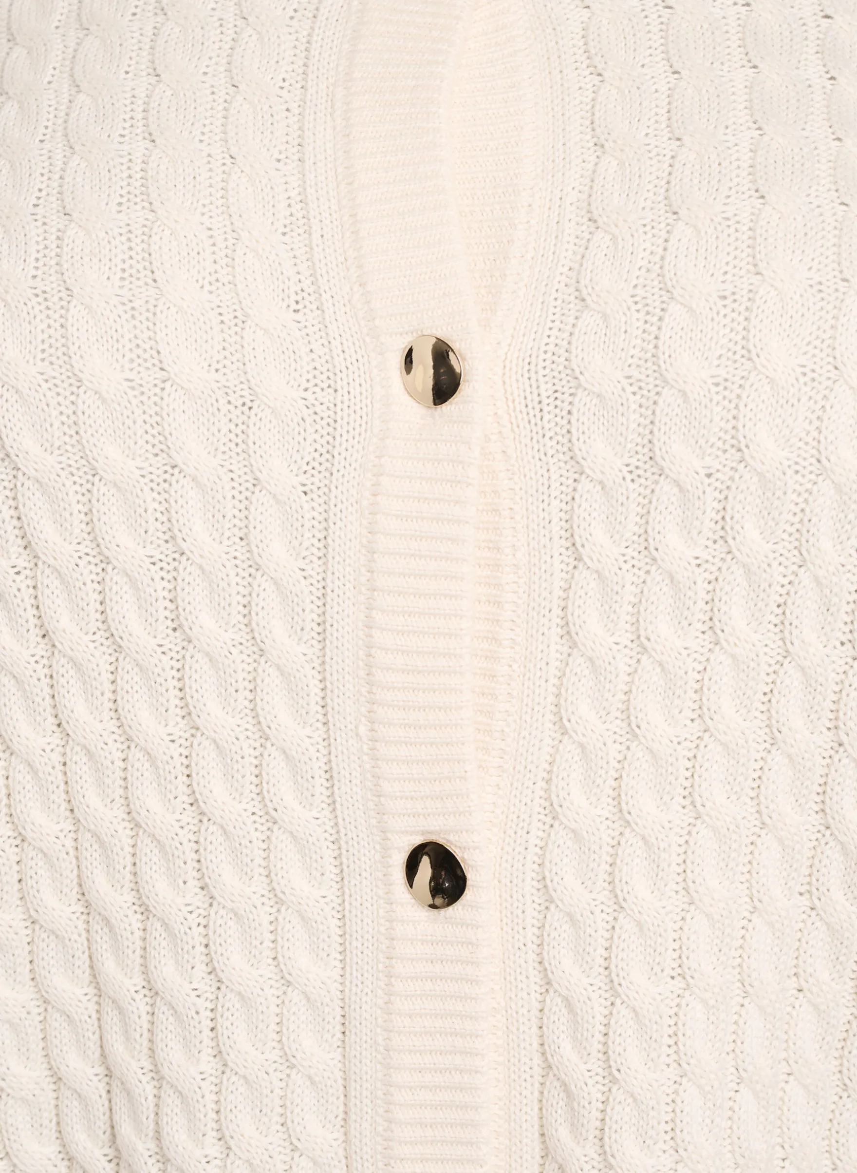 Zopfmuster-Strickjacke mit goldenen Knöpfen